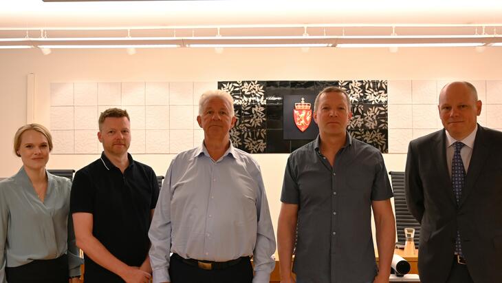 Fra venstre: Advokat Mari Verling, nestleder Lasse Westby, forhandlingssjef Rune Johnsrud, Vidar Paulsen og advokat Jan-Erik Sverre