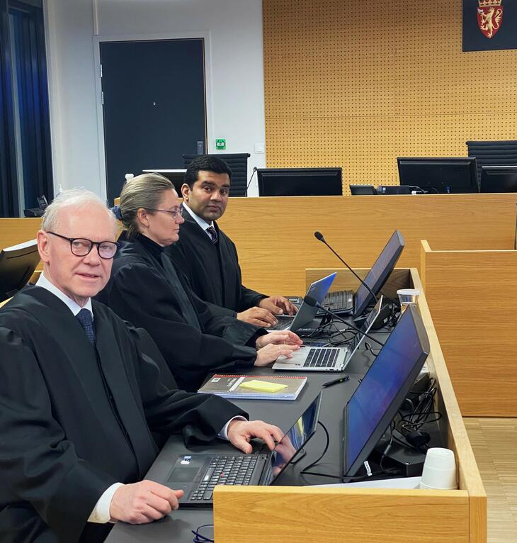 KLARE: Fra venstre advokat Knut Walle-Hansen i Dnmf prosederer som partshjelper i retten, sammen med advokat Martha Nordal og prosessfullmektig Imran Haider.