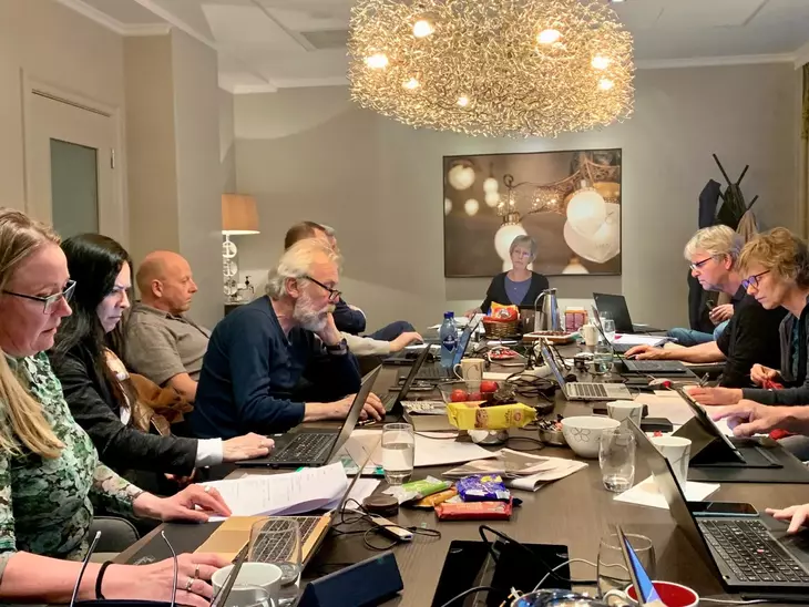 Forhandlingsutvalget i Unio Oslo kommune i arbeid i de siste timene før meklingsfristen. Foto: Arun Ghosh.